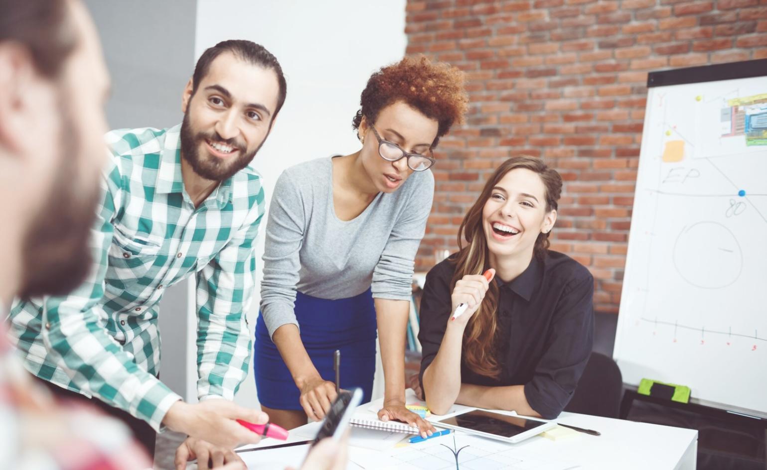 Finanzanalyse und Budgetplanung Workspace mit Dokumenten und Charts