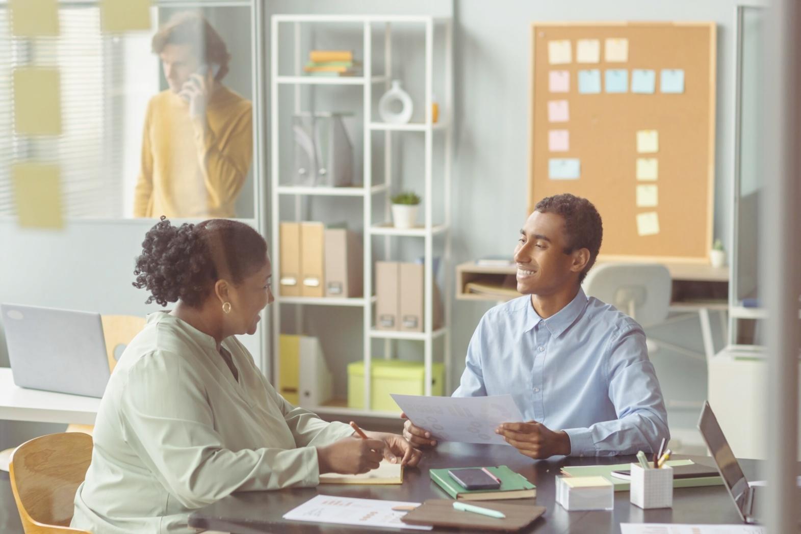 Moderne Arbeitsplätze mit optimaler technischer Ausstattung für Finanzanalysen